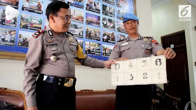 Empat anggota polisi diciduk Propam Polres Grobogan lantaran bermain judi dengan warga. Polres Grobogan akan menjatuhkan sanksi pada para pelaku.