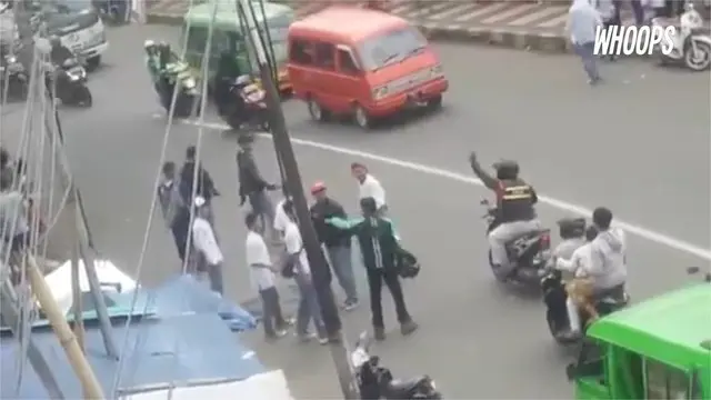 WHOOPS: Aksi Pengemudi Ojek Online Bubarkan Tawuran Pelajar