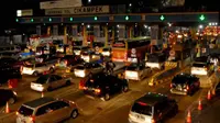 Terpantau dari akun lalu lintas @TMCPoldaMetro, sejak Subuh tadi lalu lintas arah Cikampek lumpuh.