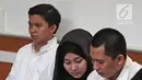 Terdakwa kasus dugaan penipuan perjalanan umrah First Travel, Andika Surachman, Anniesa Hasibuan, dan Kiki Hasibuan saat akan menjalani sidang lanjutan di PN Kota Depok, Jawa Barat, Senin (9/4). (Liputan6.com/Herman Zakharia)