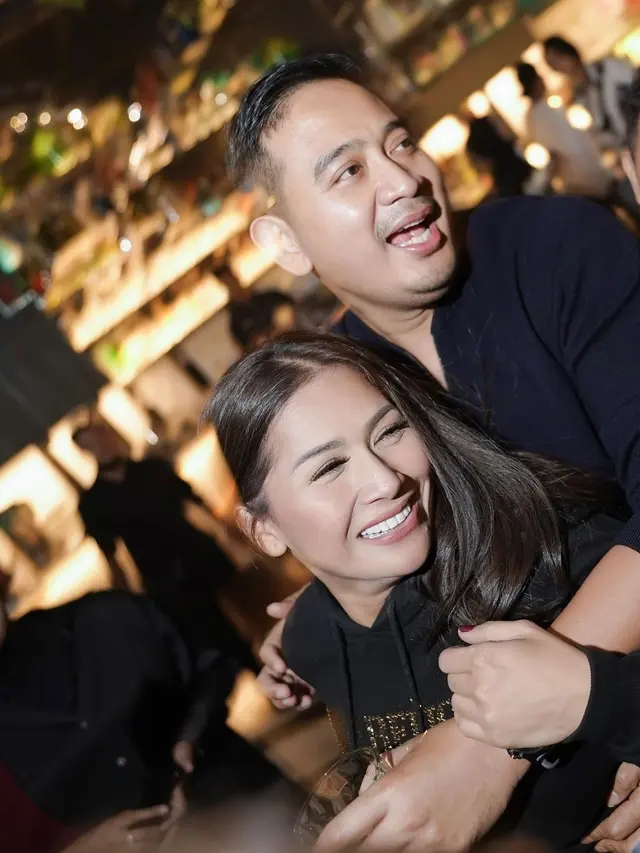 Tata Janeeta dan suami, Raden Brotoseno (Instagram/tatajaneetaofficial)