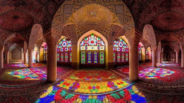 6 Potret Megah Masjid Tradisional Nasir-Ol-Molk, Interiornya Serba Pink