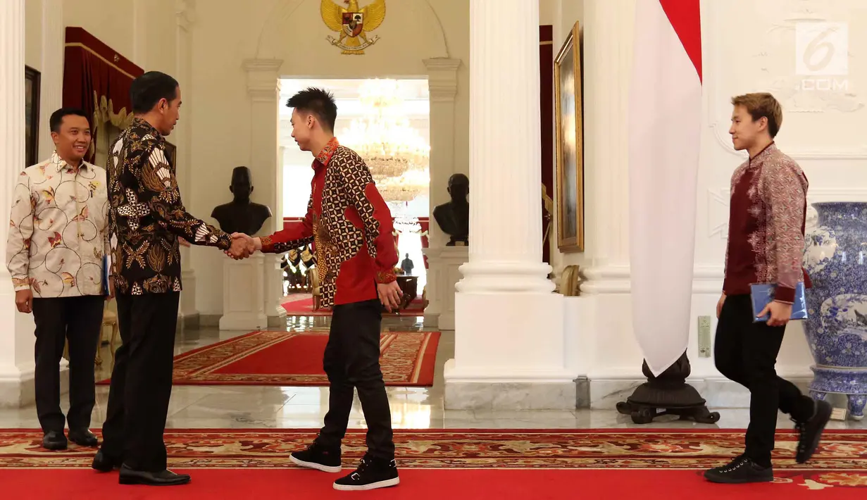 Presiden Joko Widodo atau Jokowi menyambut kedatangan ganda putra bulu tangkis Kevin Sanjaya dan Marcus Gideon di Istana Merdeka, Jakarta, Senin (2/4). Jokowi ingin keduanya juga bisa berjaya di Asian Games 2018. (Liputan6.com/Angga Yuniar)