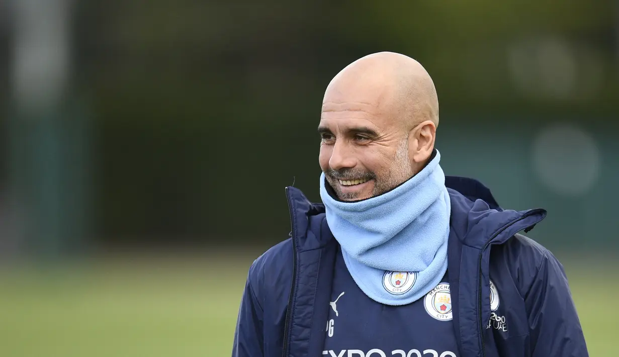 <p>Manajer Manchester City asal Spanyol Pep Guardiola bereaksi ketika ia tiba untuk memimpin sesi latihan di tempat latihan Manchester City di Manchester, Inggris barat laut, pada 25 April 2022. Manchester City akan bertanding melawan Real Madrid pada leg pertama semifinal Liga Champions. (AFP/Oli Scarff)</p>