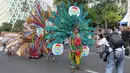Peserta berkostum Indosiar memeriahkan parade Asian Games 2018 di Jalan Thamrin, Jakarta, Minggu (13/5). Tak hanya dari komunitas, peserta parade ini juga datang dari karyawan PT Elang Mahkota Teknologi (Emtek). (Liputan6.com/Arya Manggala)