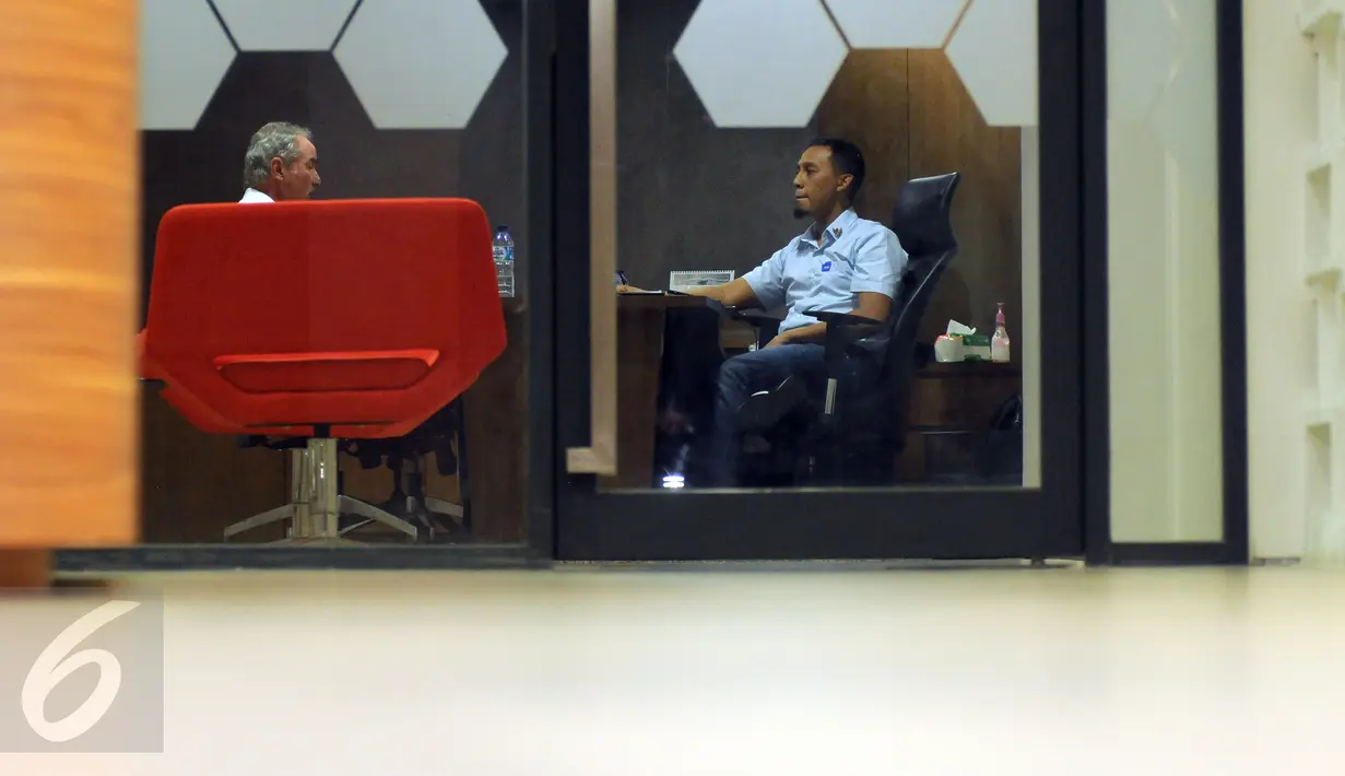 Alfred Riedl (kiri) saat melakukan pertemuan dengan Sekjen PSSI Azwan Karim di kawasan Stadion GBK Jakarta, Jumat (10/6/2016). PSSI resmi menunjuk Alfred Riedl sebagai pelatih Timnas Indonesia di Piala AFF 2016. (Liputan6.com/Helmi Fithriansyah)