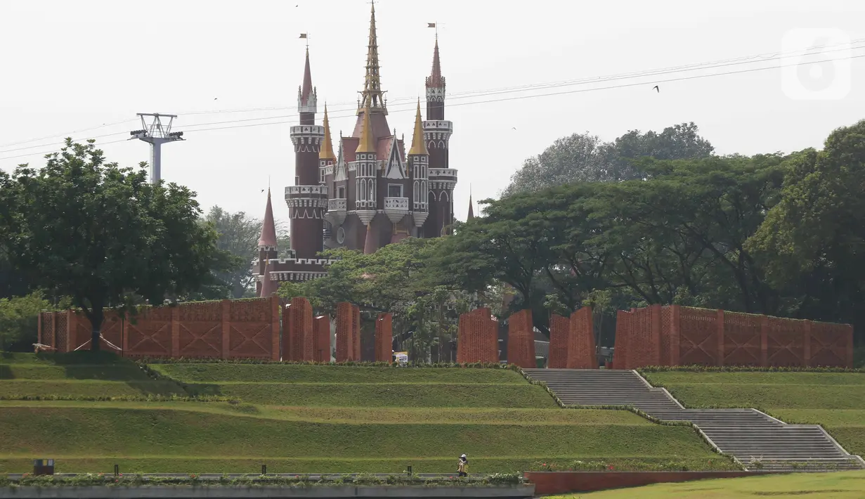Pekerja melintas di area panggung budaya Taman Mini Indonesia Indah (TMII), Jakarta, Rabu (28/9/2022). Proses revitalisasi Taman Mini Indonesia Indah (TMII) itu telah mencapai 98 persen dan direncanakan akan menjadi salah satu lokasi KTT G20. (Liputan6.com/Herman Zakharia)