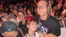 Sepanjang konser, Gilang dan Adiezty terlihat asyik bernyanyi mengikuti lagu-lagu hits Maroon 5. Mereka juga merekam beberapa momen spesial selama pertunjukan berlangsung. Bagi mereka, menonton konser bersama seperti ini terasa seperti kembali ke masa pacaran. (Liputan6.com/IG/@adieztyfersa)