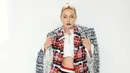 <p>Gigi Hadid menghadiri CFDA Fashion Awards di Casa Cipriani, New York City, Amerika Serikat, 7 November 2022. Gigi Hadid memakai sepatu hitam mengkilat lengkap dengan kaus kaki putih bergaris merah dan biru pada bagian atasnya yang serasi dengan garis-garis di celananya. (Dimitrios Kambouris/Getty Images/AFP)</p>