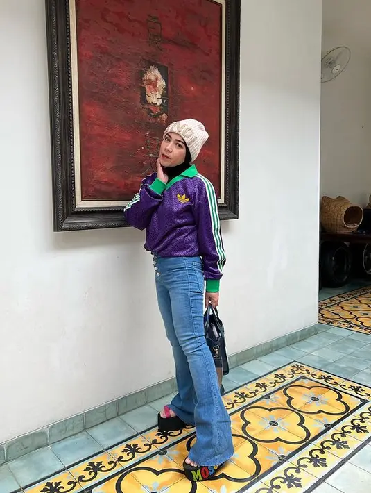 Penyanyi yang juga pernah dua kali memenangkan penghargaan pada Festival Film Indonesia (FFI) sebagai Penata Musik Terbaik bersama suami itu juga bahagia akhirnya bisa menggunakan celana ukuran 27. [Instagram/melly_goeslaw]