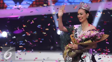 Putri Indonesia 2016 asal Sulawesi Utara, Kezia Roslin menyapa penonton usai acara grand final Putri Indonesia 2016 di Jakarta Convention Center, Jakarta, Jumat (20/2). Kezia berhasil mengalahkan sembilan finalis lainnya. (Liputan6.com/Herman Zakharia)