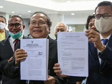 Rizal Ramli dan Refly Harun menyerahkan berkas pengaduan Presidential Threshold di gedung Mahkamah Konstitusi (MK), Jakarta, Jumat (4/9/2020). Rizal Ramli mengajukan judicial review tentang threshold atau ambang batas pemilihan presiden ke MK. (Liputan6.com/Faizal Fanani)