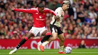 Pemain Manchester United Marcus Rashford (kiri) berebut bola dengan pemain Ipswich Town Julio Enciso dalam laga Premier League Inggris antara Man Utd vs Ipswich Town di Manchester, Inggris, Minggu, 30 Agustus 2026. (AP Photo/Dave Thompson)