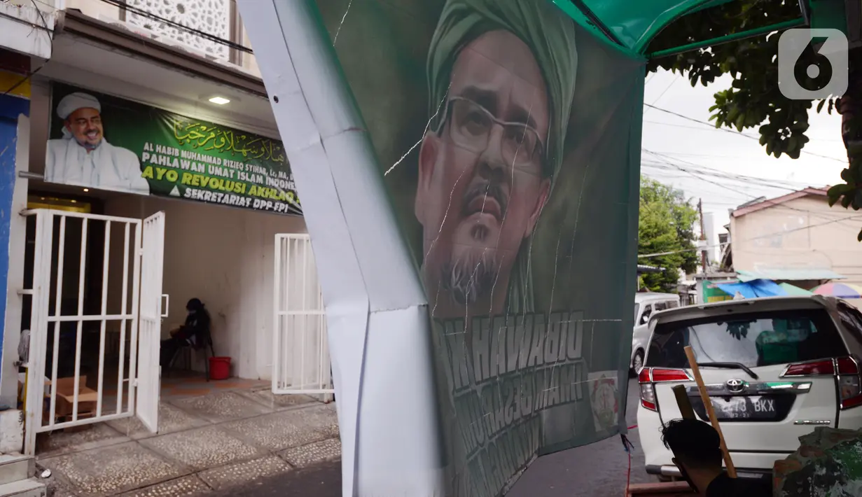 Baliho Rizieq Shihab terlihat di Jalan Petamburan 3, Jakarta, Rabu (30/12/2020). Pemerintah memutuskan untuk menghentikan kegiatan dan membubarkan organisasi massa Front Pembela Islam (FPI). (merdeka.com/Imam Buhori)