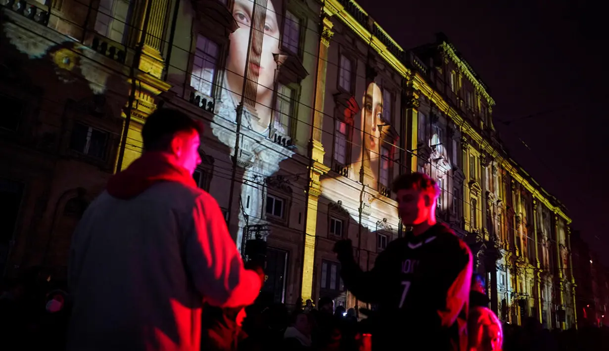 Orang-orang menghadiri pertunjukan cahaya malam di Lyon, Prancis, 8 Desember 2022. Jutaan orang diperkirakan akan menyaksikan acara Festival Cahaya selama empat hari di kota tersebut. (AP Photo/Laurent Cipriani)
