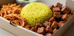 Nasi Kuning + Ayam Suwir + Orek Tempe + Anggur/Ide Nasi Kotak Simpel untuk Berbagi (Sumber; gemini.com)