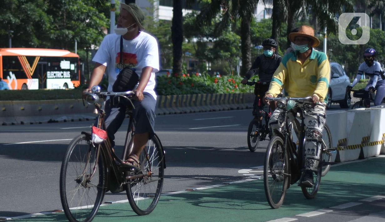 Warga bersepeda di kawasan Bundaran, Hotel Indonesia, Jakarta, Minggu (20/3/2022). Warga mulai ramai beraktifitas olahraga saat Jakarta kembali menerapkan kebijakan PPKM level 2. (Liputan6.com/Herman Zakharia)
