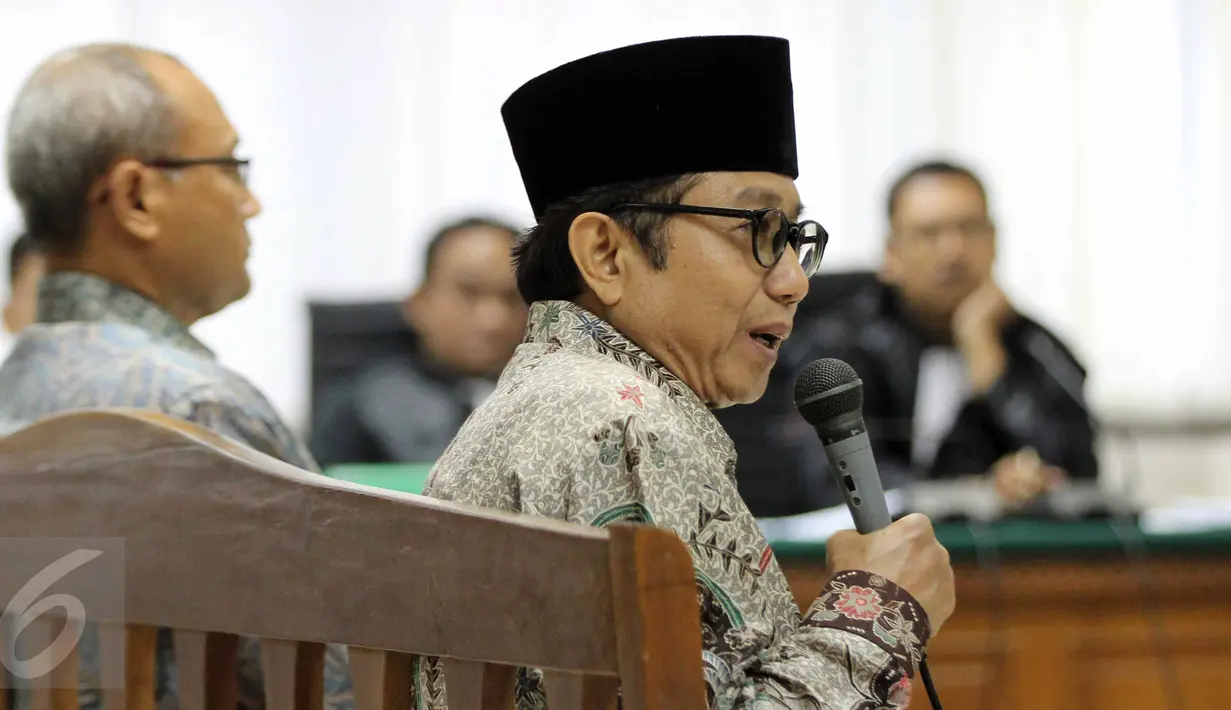 Mantan Sekjen ESDM Waryono Karno (kanan) bersama Tenaga Ahli SKK Migas Hardiono bersaksi pada sidang kasus suap Kementerian ESDM dengan terdakwa Sutan Bhatoegana di Pengadilan Tipikor, Jakarta, Kamis (25/6).(Liputan6.com/Helmi Afandi)