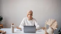 ilustrasi perempuan hijab bekerja/Photo by PNW Production/Pexels