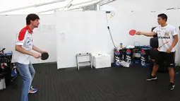 Rio Haryanto mengasah reaksi dan visual dengan bermain pingpong. (Bola.com/Reza Khomaini)