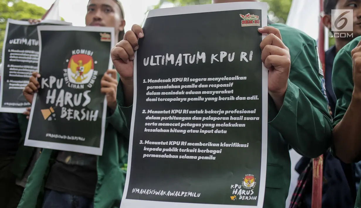 Sejumlah massa yang tergabung dalam BEM Seluruh Indonesia menunjukkan poster saat menggelar aksi di Gedung KPU, Jakarta, Selasa (23/4). Dalam Aksi #Mahasiswakawalkpu tersebut mendesak KPU RI segera menyelesaikan permasalahan pemilu. (Liputan6.com/Faizal Fanani)