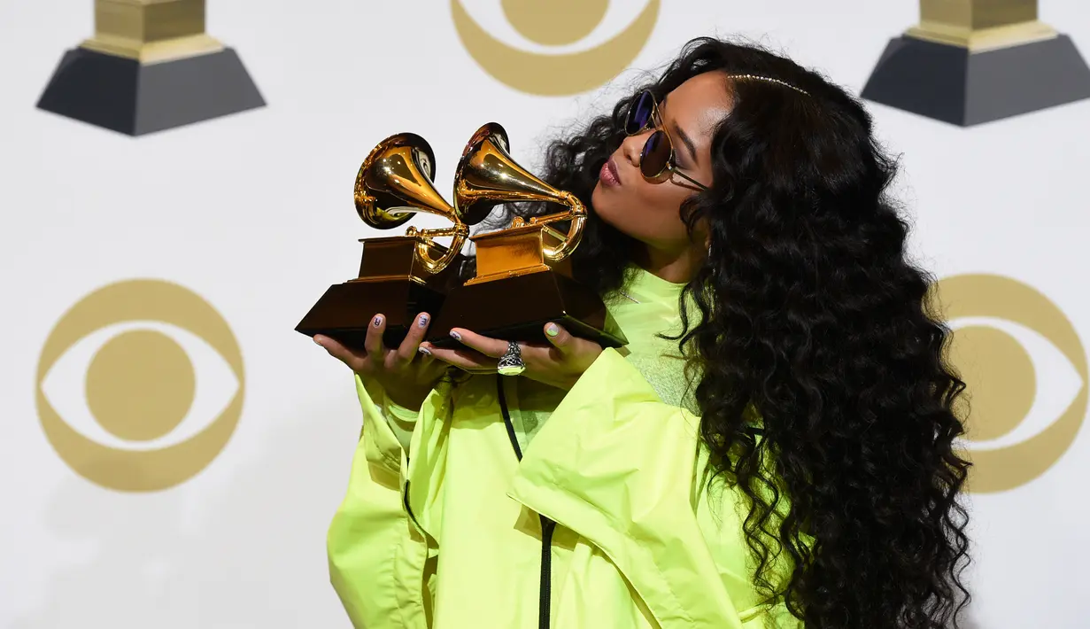 NYA berpose dengan penghargaan Grammy Awards 2019 di Staples Center, Los Angeles, California, AS, Minggu (10/2). NYA meraih penghargaan Best R&B Performance dan Best R&B Album. (Photo by Chris Pizzello/Invision/AP)