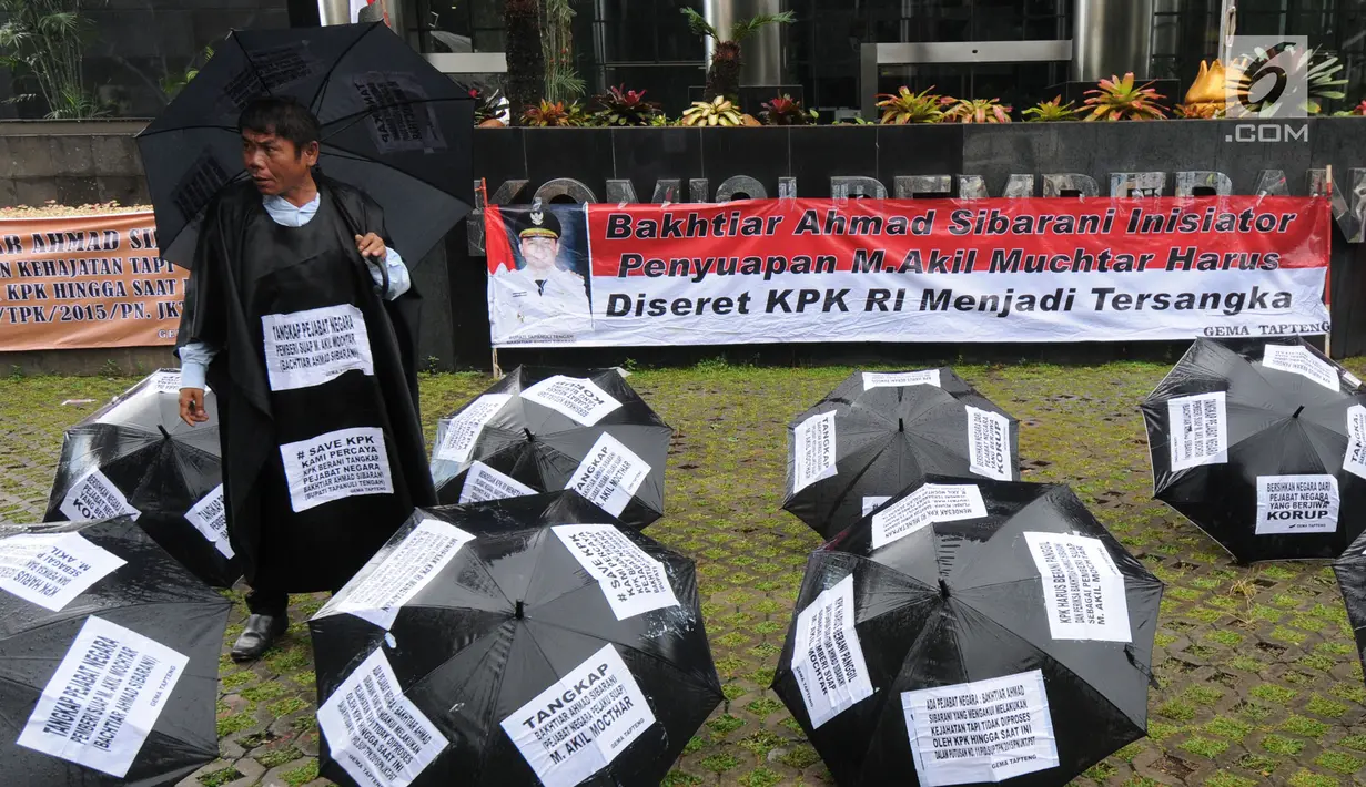 Sebuah spanduk yang terpampang oleh aktivis dari Gema Tapteng saat melakukan aksi unjuk rasa di depan gedung KPK, Jakarta, Kamis (26/4). Mereka menutut pimpinan KPK untuk mengusut tuntas Bakhtiar Ahmad Sibarani. (Merdeka.com/Dwi Narwoko)