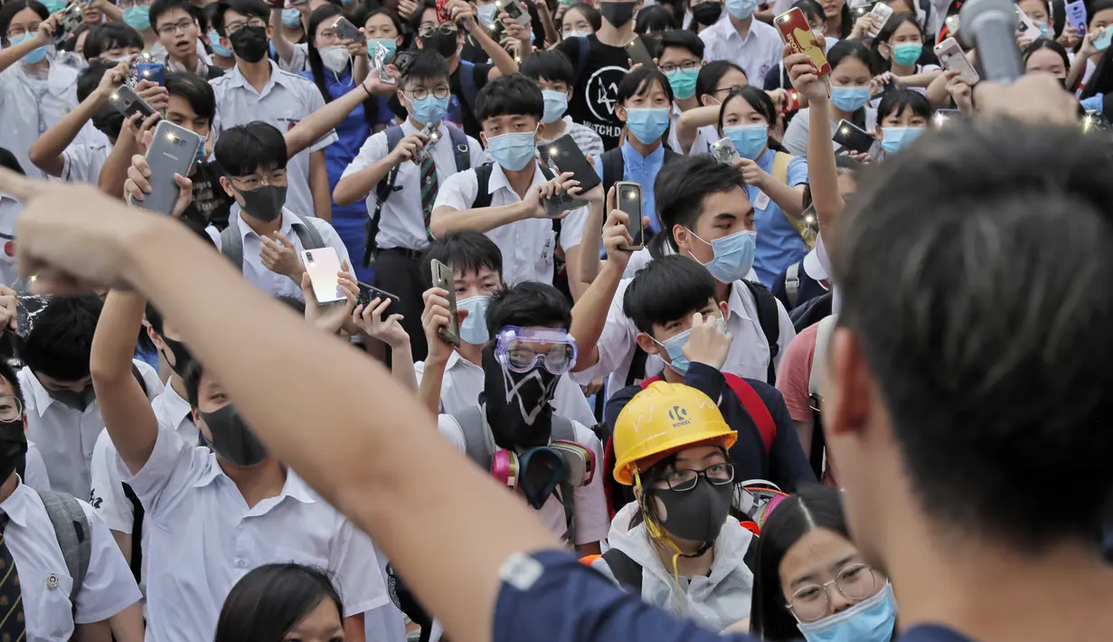 Siswa mengenakan alat pelindung selama protes di Hong Kong (2/9/2019). Hong Kong telah menjadi tempat protes anti-pemerintah yang tegang selama hampir tiga bulan. (AP Photo/Kin Cheung)