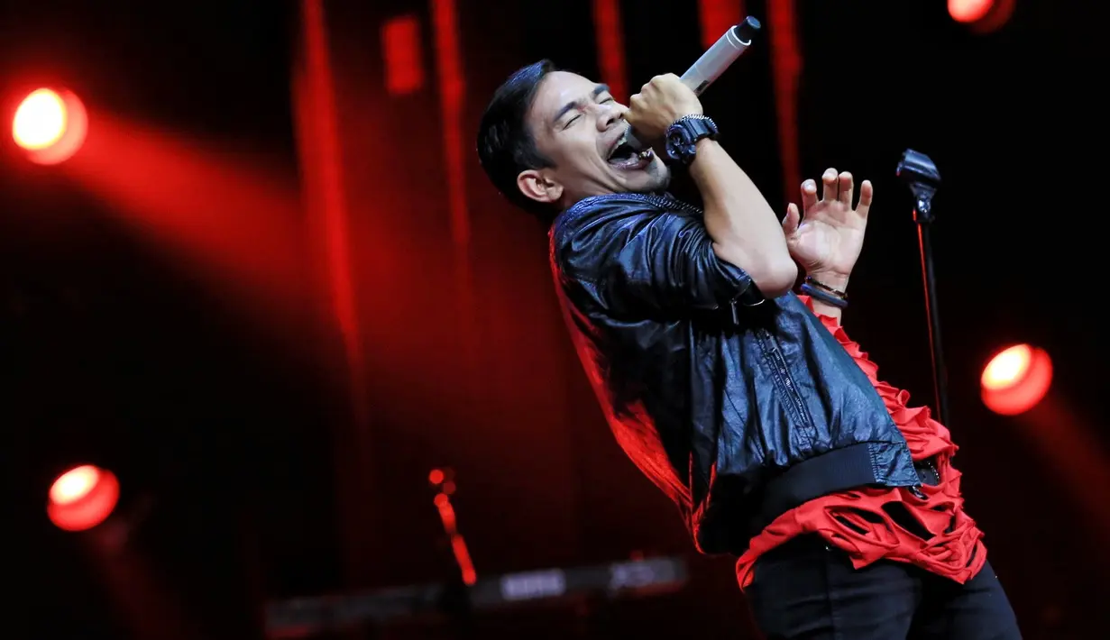 Penyanyi 27 tahun itu dikenal rock n roll yang bisa menjangkau suara nada-nada tinggi. Begitu juga dengan lagu seperti T.N.T milik AC/DC hingga Welcome to the Jungle-nya Iron Maiden dapat ditaklukannya. (Adrian Putra/Bintang.com)