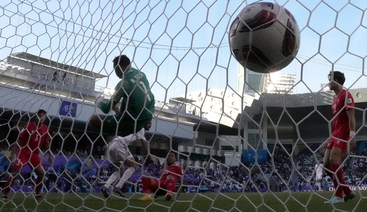 Gol-gol Irak dicetak Reib Sulaka dan Aymen Hussein (brace). Sementara gol Vietnam dihasilkan Bui Hiang Viet Anh dan Nguyen Quang Hai. (AP Photo/Aijaz Rahi)