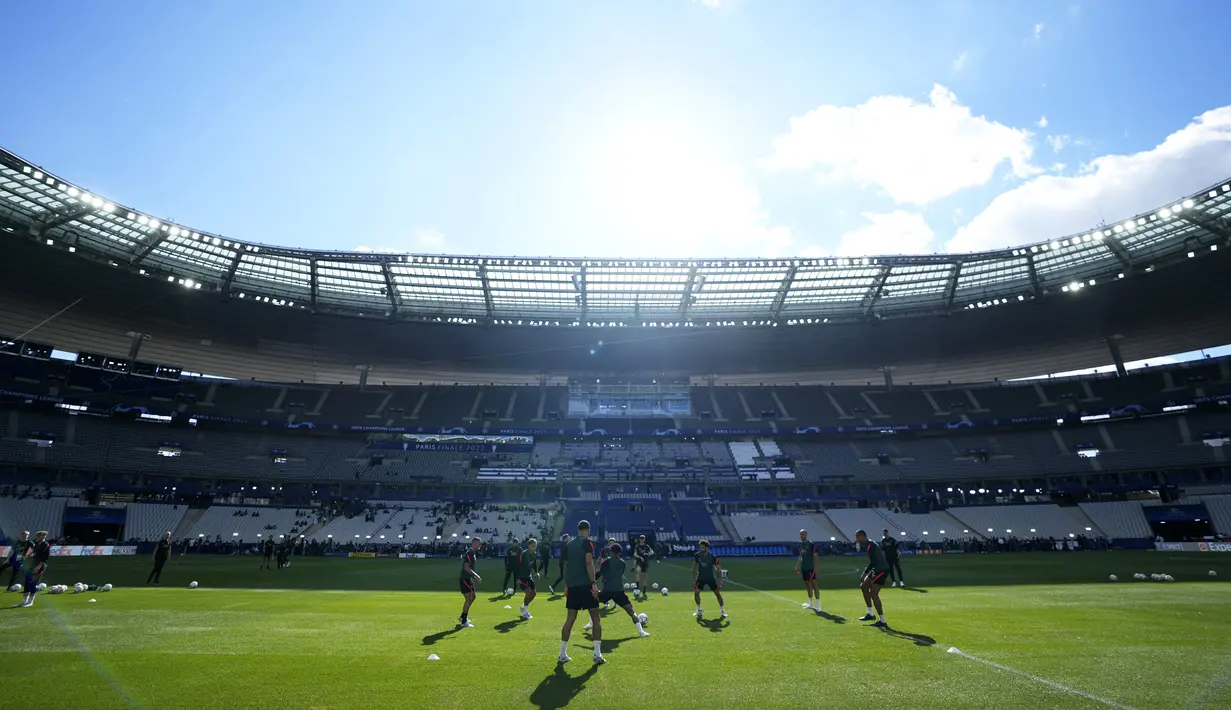 Para pemain Liverpool berlatih di Stade de France, Saint Denis, Prancis, 27 Mei 2022. Liverpool dan Real Madrid membuat persiapan terakhir mereka sebelum saling berhadapan dalam pertandingan sepak bola final Liga Champions. (AP Photo/Frank Augstein)