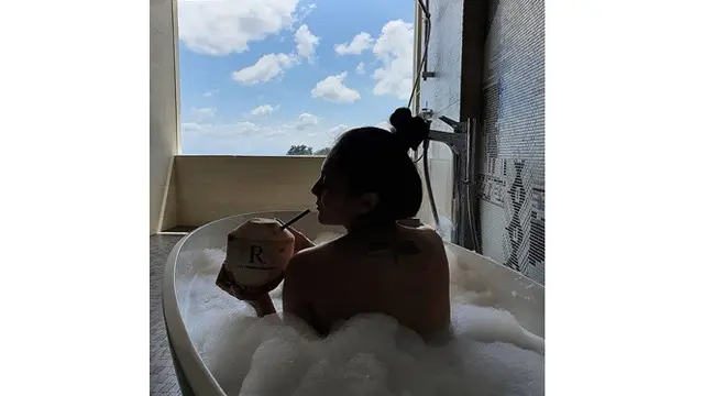 6 Gaya Liburan Wulan Guritno di Bali, Dari Santai di Pantai Hingga Bertemu Gajah