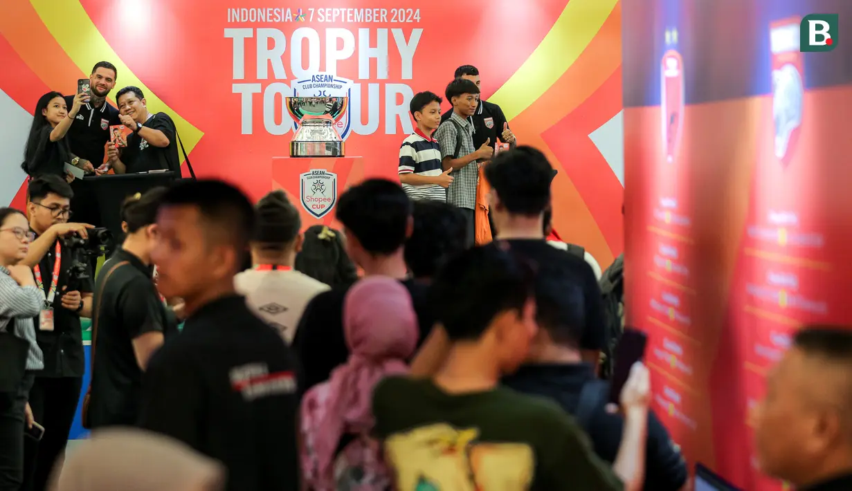 <p>Sejumlah pengunjung memdati sesi meet and greet pemain Borneo FC, Stefano Lilipaly dan Diego Michiels dalam acara Trophy Tour ASEAN Club Championship Shopee Cup 2024 di LOTTE Shopping Avenue, Event Atrium, Jakarta Selatan pada Sabtu (07/09/2024). (Bola.com/Bagaskara Lazuardi)</p>