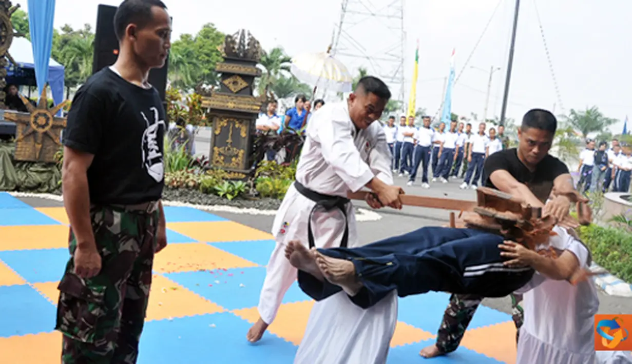 Citizen6, Surabaya: Seni bela diri kekebalan tubuh bahkan dengan mata tertutup turut di tampilkan oleh siswa Diktukpa angkatan - 41. (Pengirim: Penkobangdikal)