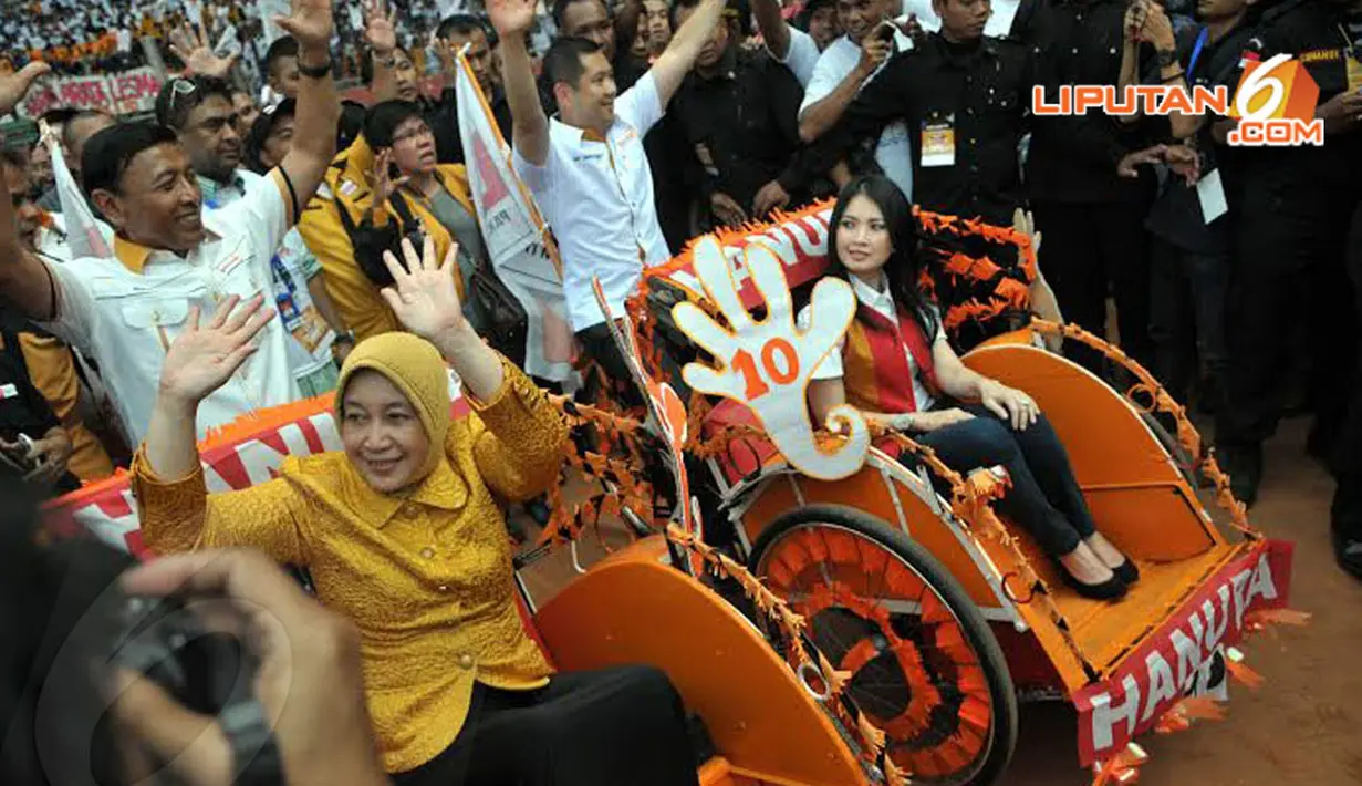 Istri Wiranto, Rugaiya Usman dan istri Hari Tanoe, Liliana Tanoesoedibjo tampak menjadi penumpang becaknya (Liputan6.com/Panji Diksana) 
