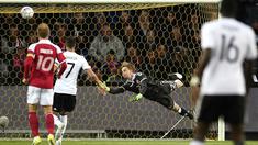 Kiper Denmark,Frederik Roennow berusaha mengamankan bola sepakan pemain Jerman, Julian Draxler (2kiri) pada laga persahabatan di Brondby Stadion, Kopenhagen, (6/6/2017). (Jens Dresling/Ritzau Foto via AP)