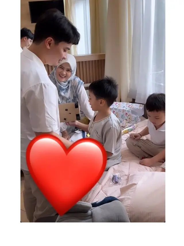 8 Momen Yusuf Putra Larissa Chou Disunat, Alvin Faiz dan Istri Datang Menjenguk