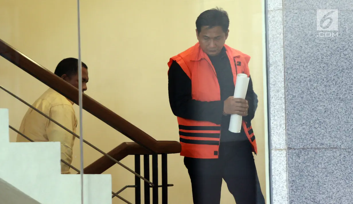 Tersangka kasus dugaan suap distribusi pupuk, Bowo Sidik Pangarso menaiki tangga menuju ruang pemeriksaan di gedung KPK, Jakarta, Selasa (9/4). Mantan anggota DPR dari Fraksi Golkar itu menjalani pemeriksaan lanjutan dalam kasus dugaan suap distribusi pupuk dengan kapal. (merdeka.com/Dwi Narwoko)