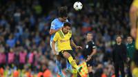 Penyerang Borussia Dortmund Donyell Malen (kanan) berebut bola dengan bek Manchester City Nathan Ake pada laga kedua Grup G Liga Champions di Etihad Stadium, Manchester, Kamis (15/9/2022) dini hari WIB. Menjamu Borussia Dortmund di matchday kedua Liga Champions, Manchester City menang dramatis 2-1 setelah sempat tertinggal lebih dulu. (Photo by Lindsey Parnaby / AFP)