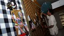 Salah satu peserta menyiapkan wayang yang akan dipamerkan dalam festival Wayang Goes To Campus 2014 di Balairung Universitas Indonesia, Depok, (24/9/2014). (Liputan6.com/Helmi Fithriansyah)