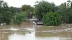 Intensitas hujan yang tinggi mengakibatkan sungai Bengawan Solo meluber dan membuat rumah warga tergenang.