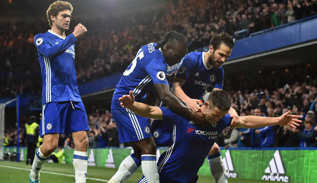 Para pemain Chelsea merayakan gol yang dicetak Gary Cahill ke gawang Southampton pada laga Premier League di Stadion Stamford Bridge, London, Selasa (25/4/2017). Chelsea menang 4-2 atas Southampton. (AFP/Glyn Kirk)