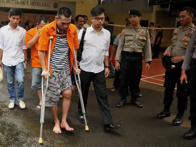 Tersangka dihadirkan dalam rilis tindak kejahatan di Polda Meto Jaya, Jakarta, Senin (15/8). Kasus yang dirilis diantaranya tindak pencurian dengan kekerasan dan tindak pidana tanpa hak membawa senjata api. (Liputan6.com/Gempur M Surya)
