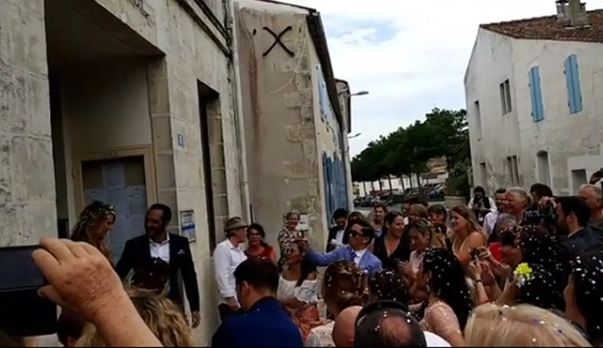 "the beautiful angelic bride @ValentinePayen and charming handsome groom @bayu_ario #BayuValWedding #CormeRoyal #france," tulis Wulan Guritno yang turut hadir dalam pernikahan Ario dan Valen. (Instagram/risasuseanty)