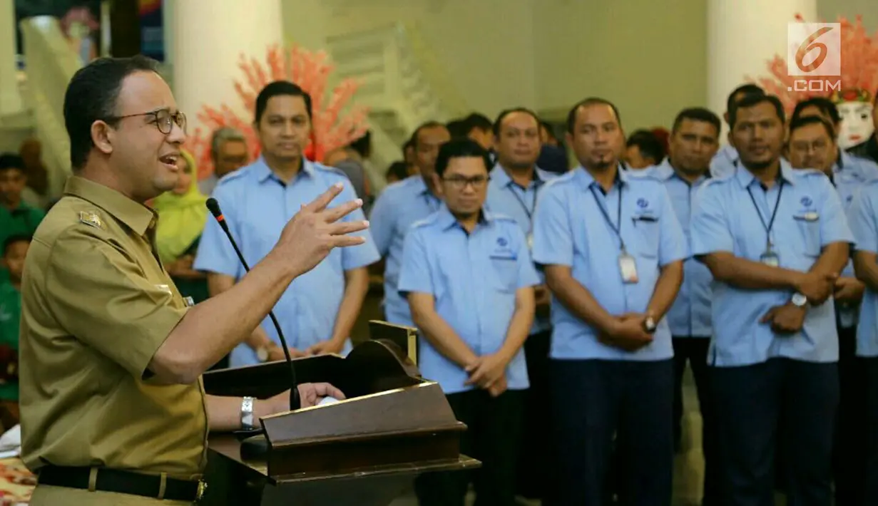 Gubernur DKI Jakarta Anies Baswedan memberi sambutan di depan pegawai Transjakarta di Balai Kota DKI Jakarta, Selasa (20/3). Ada sekitar 1.300 armada yang beroperasi di 13 koridor dan 118 rute. (Liputan6.com/Pool/Dadang WS)