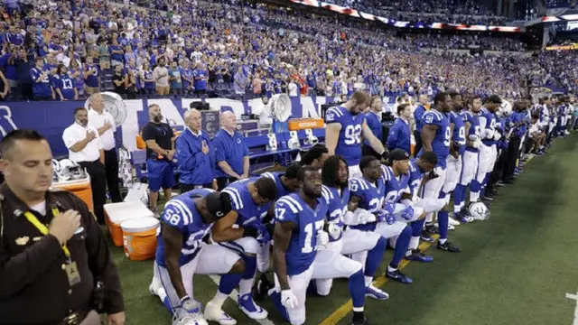 Sebagai bentuk kecaman atas merebaknya sentimen rasisme di AS, sejumlah pemain NFL melakukan aksi protes dengan menolak memberikan penghormatan dan memilih berlutut, duduk, atau berangkulan saat lagu kebangsaan AS diputar jelang pertandingan. (AP)