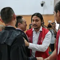 "Dan menetapkan kedua terdakwa untuk ditahan di RSKO Cibubur, Jakarta Timur," tambahnya. (Adrian Putra/Bintang.com)