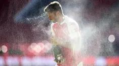 Striker Arsenal, Olivier Giroud, merayakan gelar juara Community Shield 2015 setelah mengalahkan Chelsea di Stadion Wembley, Inggris. Minggu (2/8/2015) malam WIB. (Reuters/ Dylan Martinez)