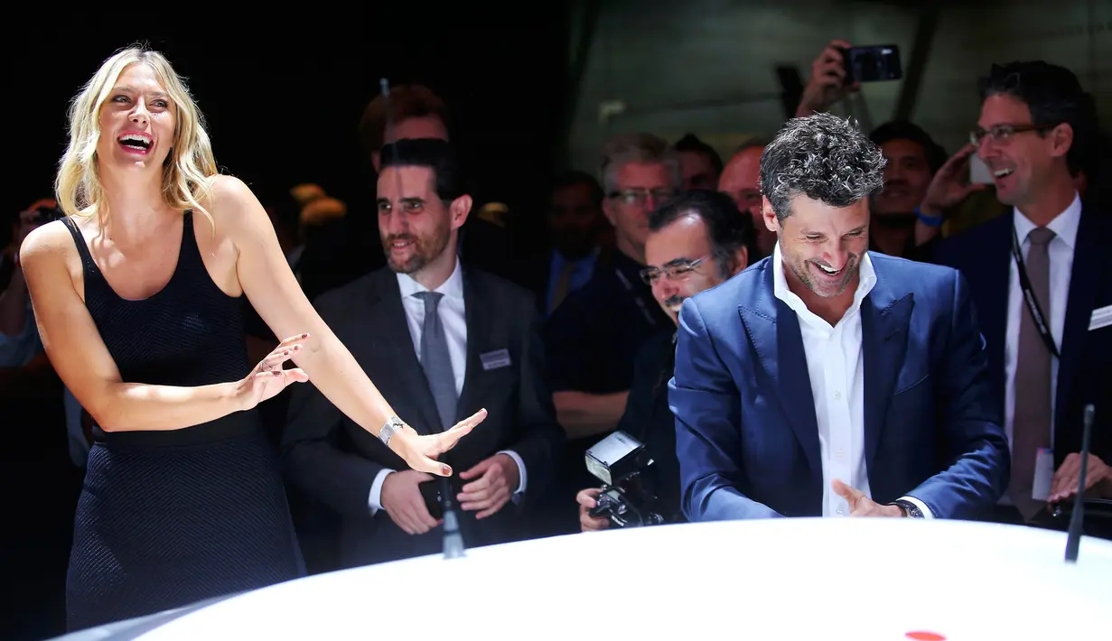 Maria Sharapova berbincang dengan aktor Patrick Dempsey di samping mobil Porsche 911 RSR 2017 saat menghadiri Los Angeles Auto Show di Los Angeles, AS (16/11). Los Angeles Auto Show berlangsung dari tanggal 18-27 November. (REUTERS/Mike Blake)