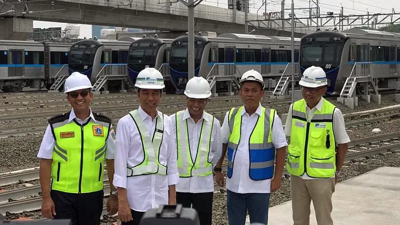 Presiden RI Joko Widodo hari ini berkesempatan menaiki MRT Jakarta dari Stasiun Hotel Indonesia menuju Depo Lokomotif Lebak Bulus yang memiliki jarak tempuh 16 km.